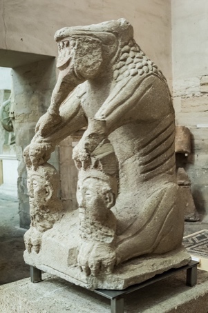 Figure 2 : La Tarasque de Noves, calcaire III-IIe siècle av. J.-C. 